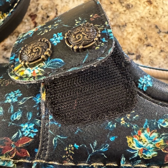 Algeria Women’s Shoes Deliah Size 38 EUC Black With Blue Floral Velcro strap - Picture 6 of 8